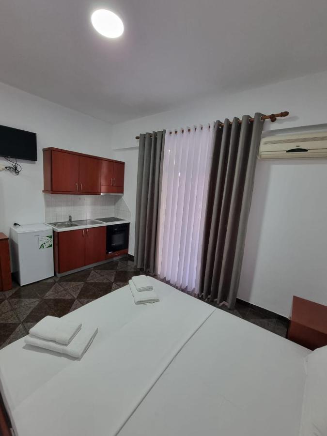 Ideal Apartments & Rooms Sarande Bagian luar foto